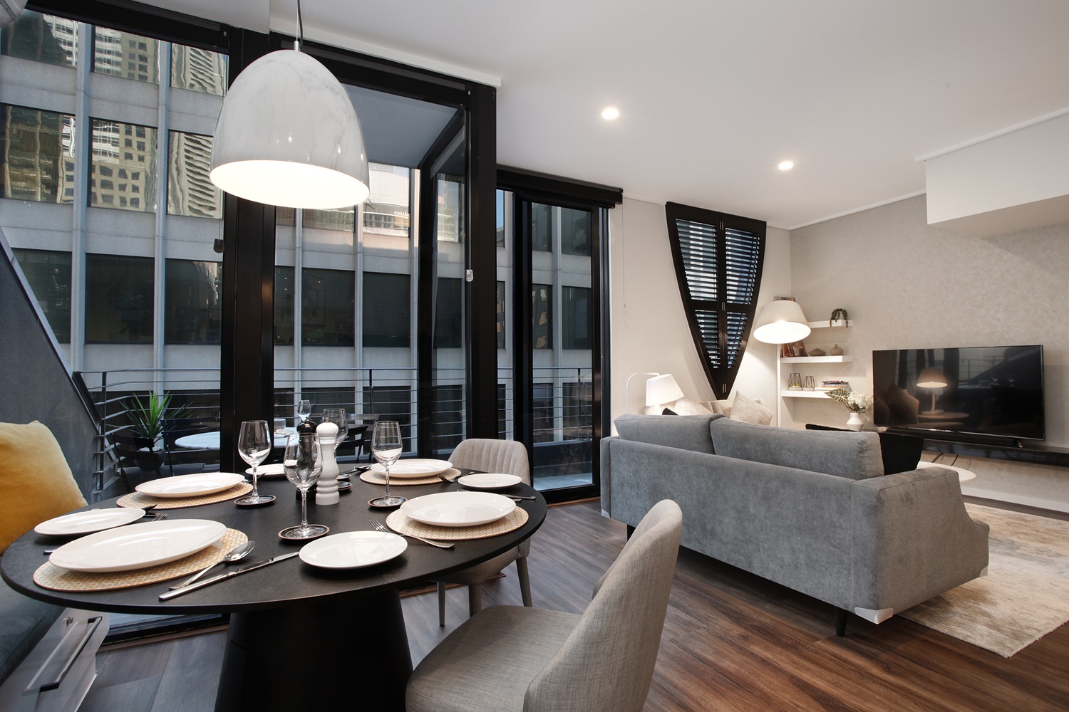 Accommodation Melbourne CBD dining and living areas 1